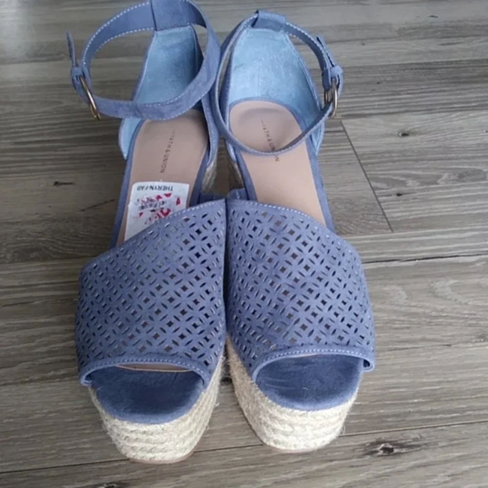 NWOB 14th & Union blue espadrilles sandals